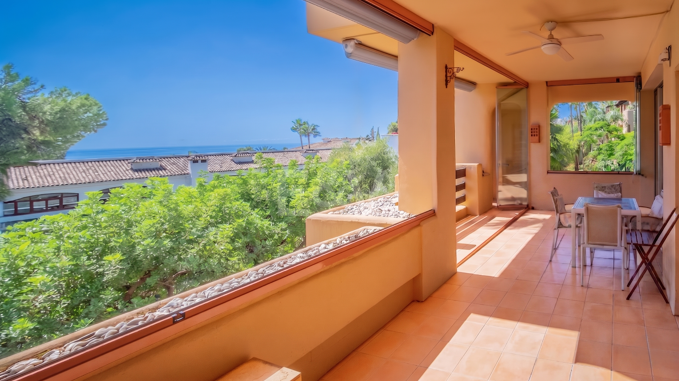 Elegante apartamento orientado al sur con vistas panorámicas al mar en Mansion Club