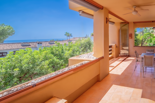 Elegante apartamento orientado al sur con vistas panorámicas al mar en Mansion Club