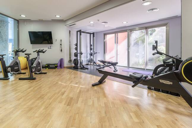 Elegante apartamento orientado al sur con vistas panorámicas al mar en Mansion Club