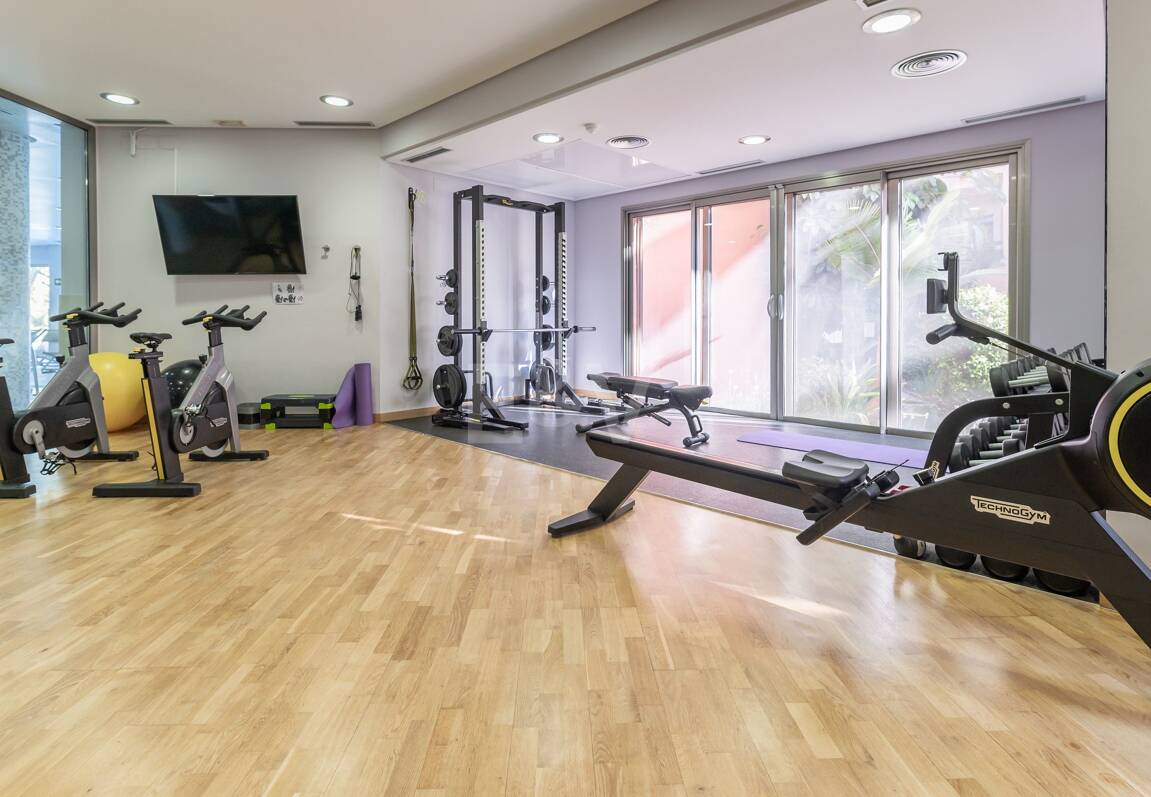 Elegante apartamento orientado al sur con vistas panorámicas al mar en Mansion Club