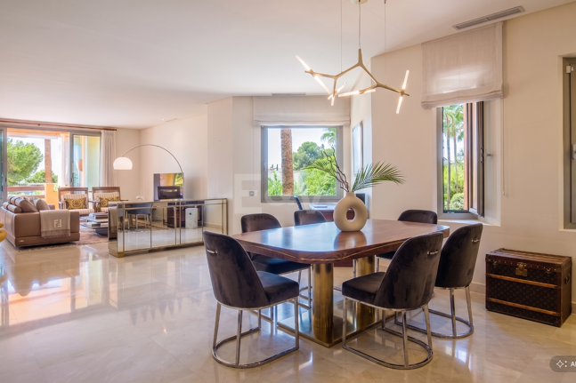 Elegante apartamento orientado al sur con vistas panorámicas al mar en Mansion Club