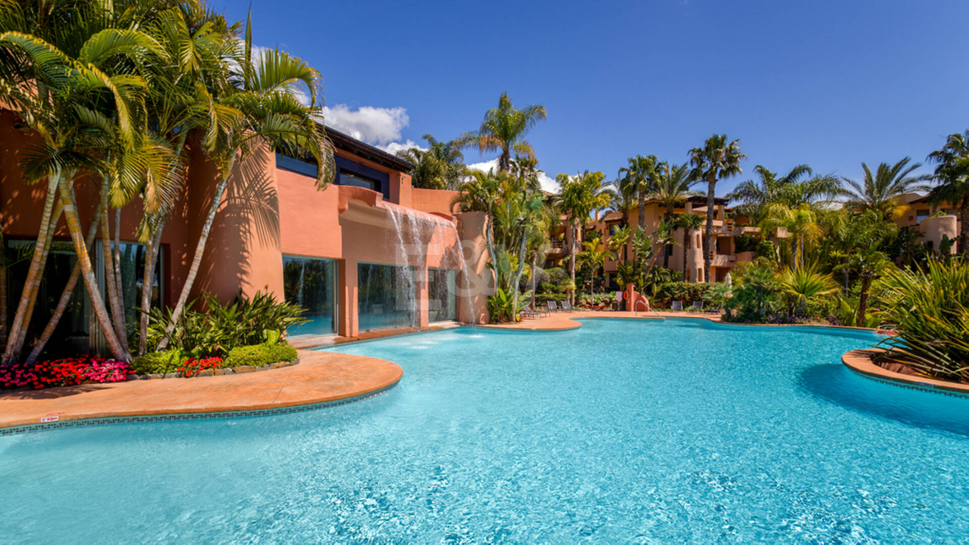Elegante apartamento orientado al sur con vistas panorámicas al mar en Mansion Club