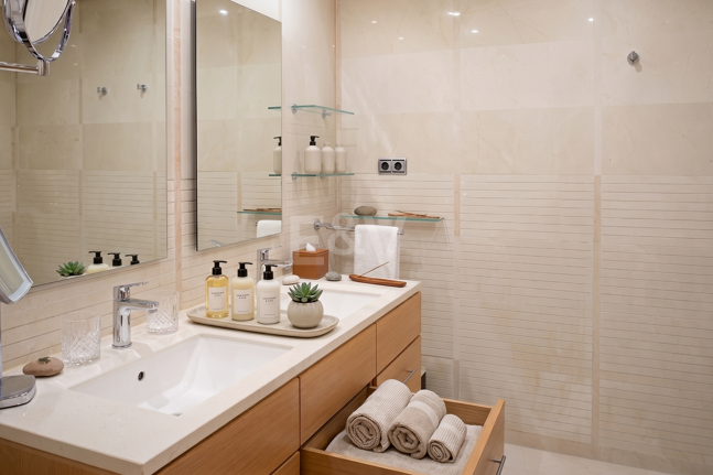 Elegante apartamento orientado al sur con vistas panorámicas al mar en Mansion Club