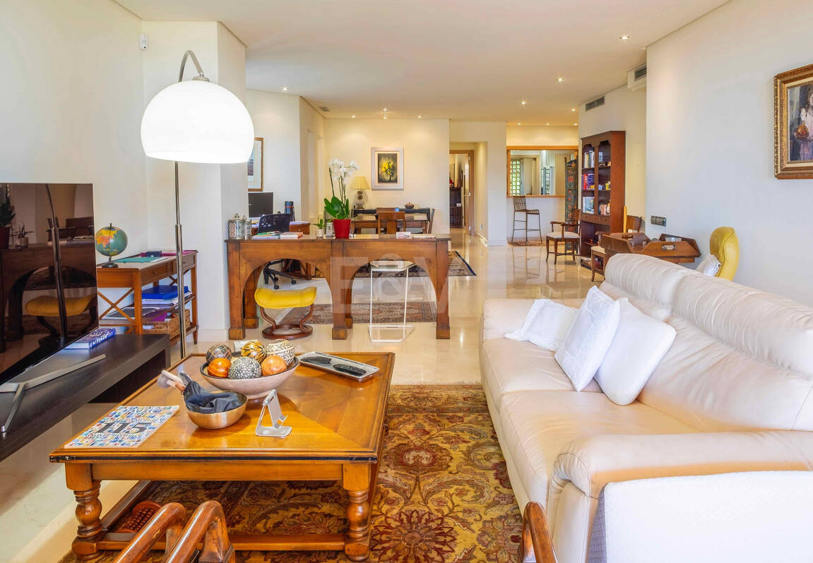 Elegante apartamento orientado al sur con vistas panorámicas al mar en Mansion Club