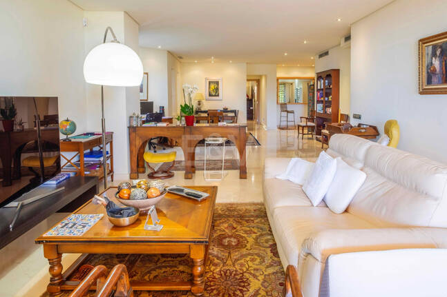 Elegante apartamento orientado al sur con vistas panorámicas al mar en Mansion Club