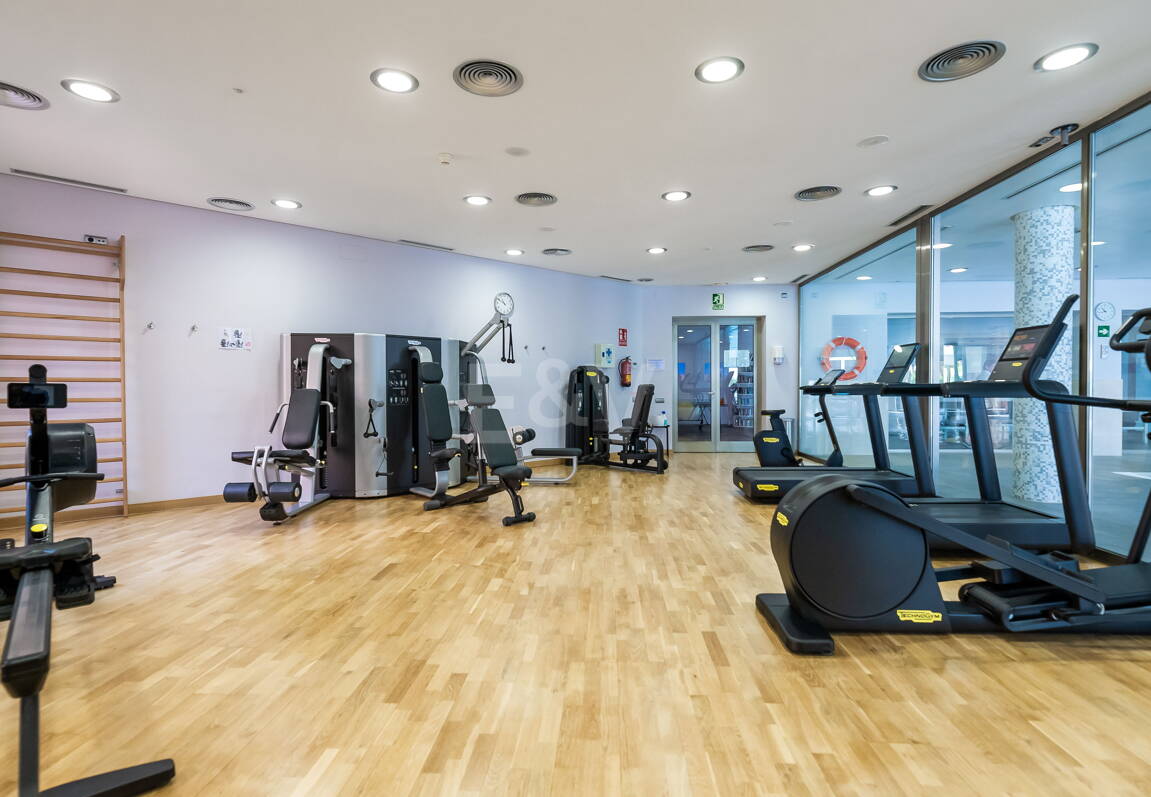 Elegante apartamento orientado al sur con vistas panorámicas al mar en Mansion Club