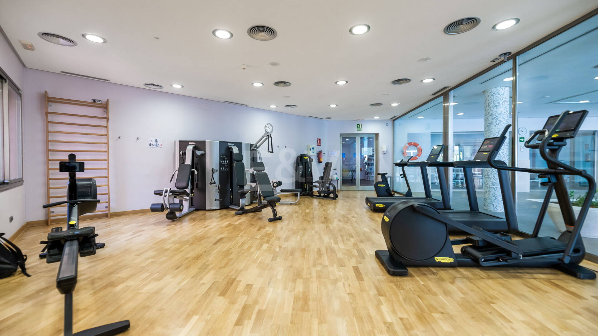 Elegante apartamento orientado al sur con vistas panorámicas al mar en Mansion Club