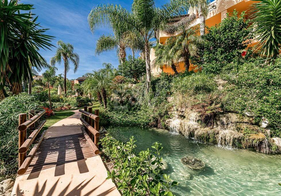 Elegant South-Facing Apartment with Panoramic Sea Views in Mansion Club