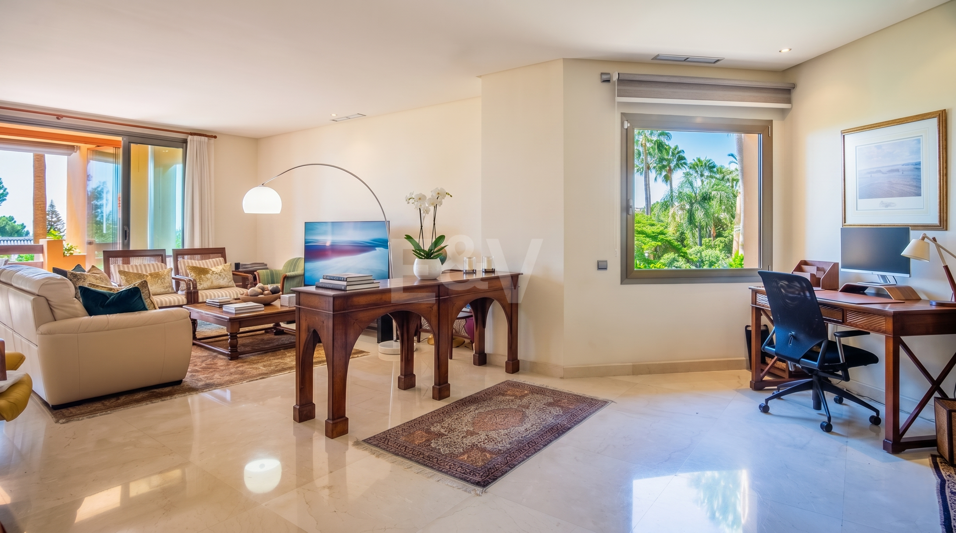 Elegante apartamento orientado al sur con vistas panorámicas al mar en Mansion Club