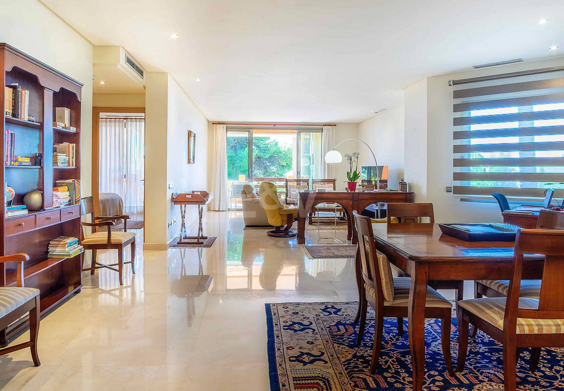 Elegante apartamento orientado al sur con vistas panorámicas al mar en Mansion Club