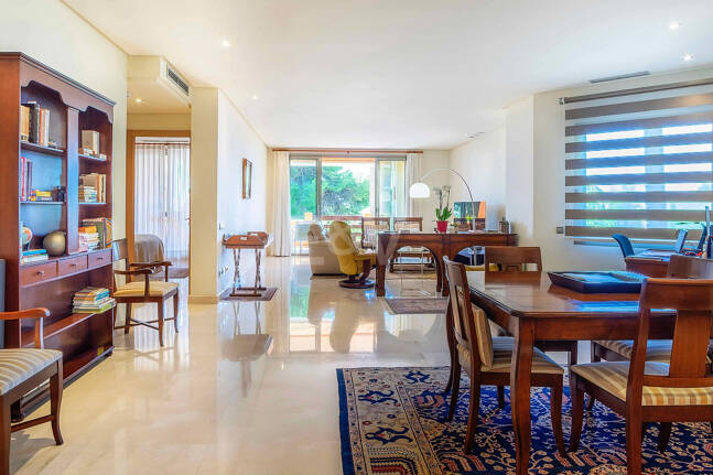 Elegante apartamento orientado al sur con vistas panorámicas al mar en Mansion Club