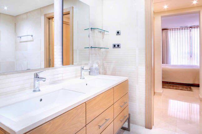 Elegante apartamento orientado al sur con vistas panorámicas al mar en Mansion Club