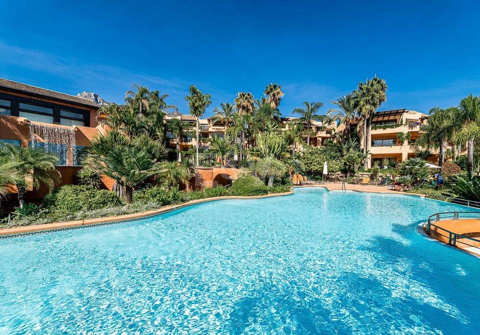 Elegant South-Facing Apartment with Panoramic Sea Views in Mansion Club