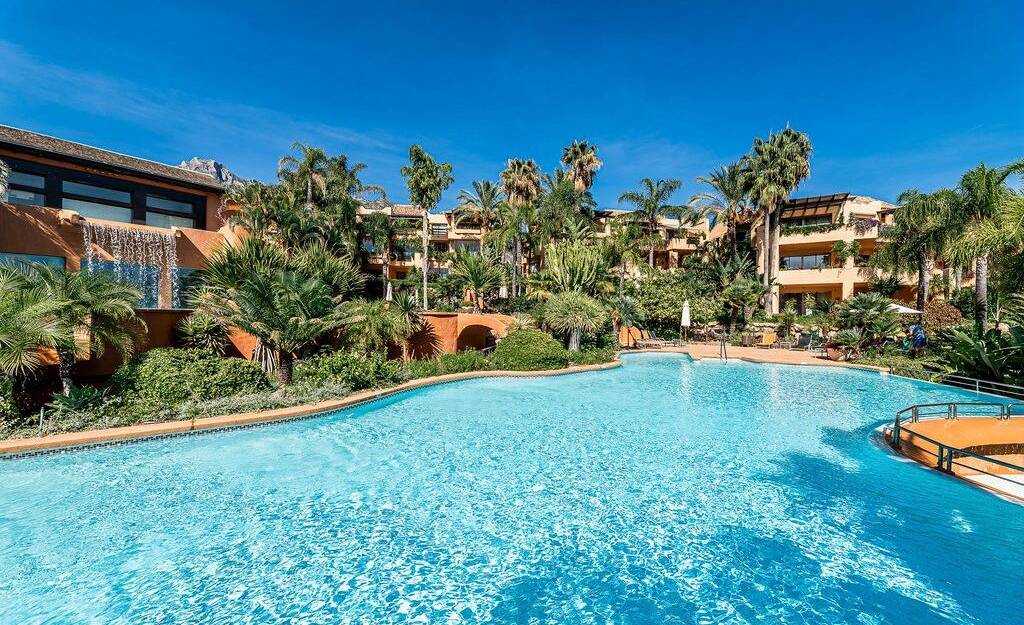 Elegant South-Facing Apartment with Panoramic Sea Views in Mansion Club