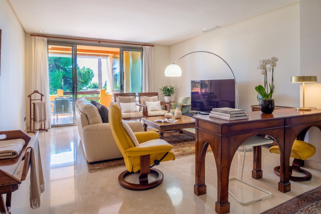 Elegante apartamento orientado al sur con vistas panorámicas al mar en Mansion Club