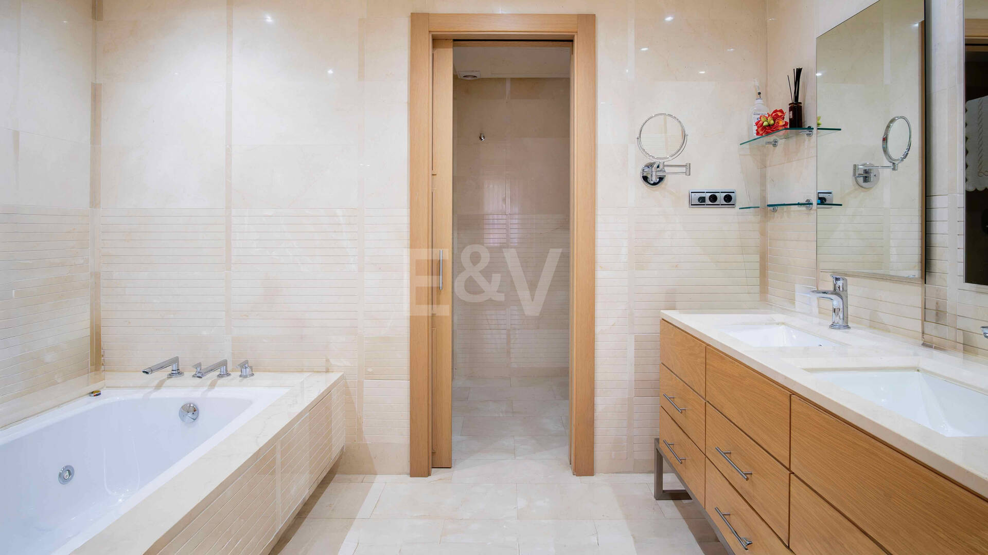 Elegante apartamento orientado al sur con vistas panorámicas al mar en Mansion Club