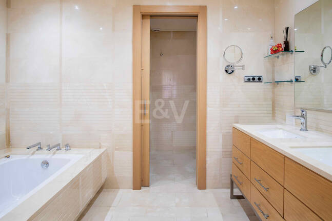 Elegante apartamento orientado al sur con vistas panorámicas al mar en Mansion Club