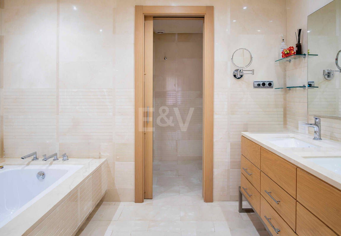 Elegante apartamento orientado al sur con vistas panorámicas al mar en Mansion Club