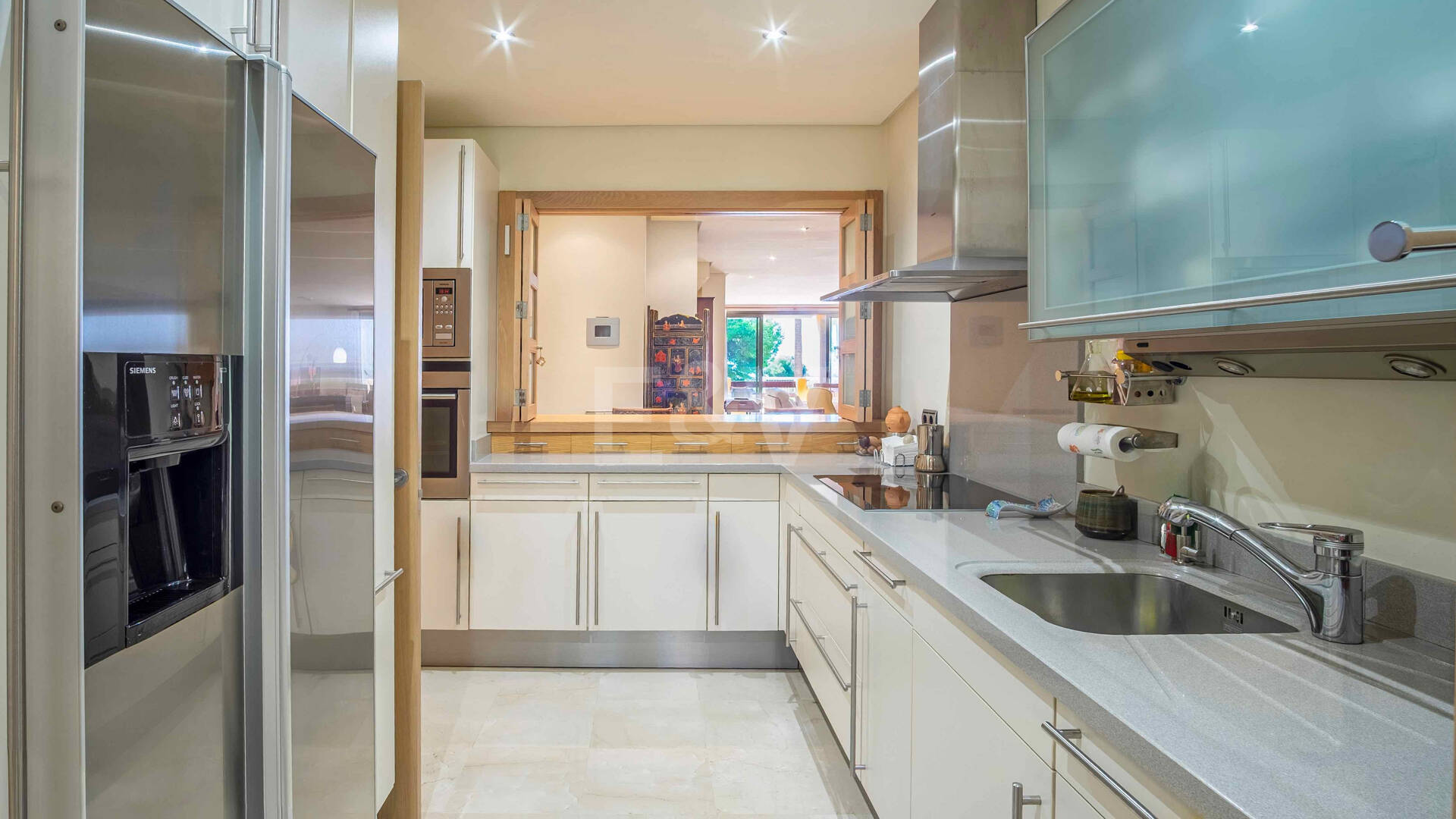 Elegante apartamento orientado al sur con vistas panorámicas al mar en Mansion Club