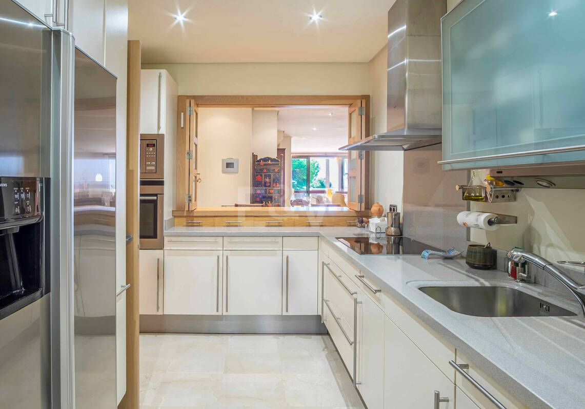 Elegant South-Facing Apartment with Panoramic Sea Views in Mansion Club