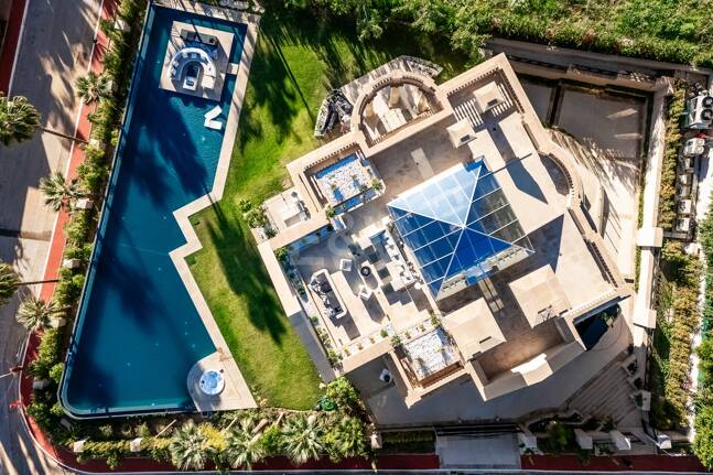 Mansión neoclásica con un toque moderno