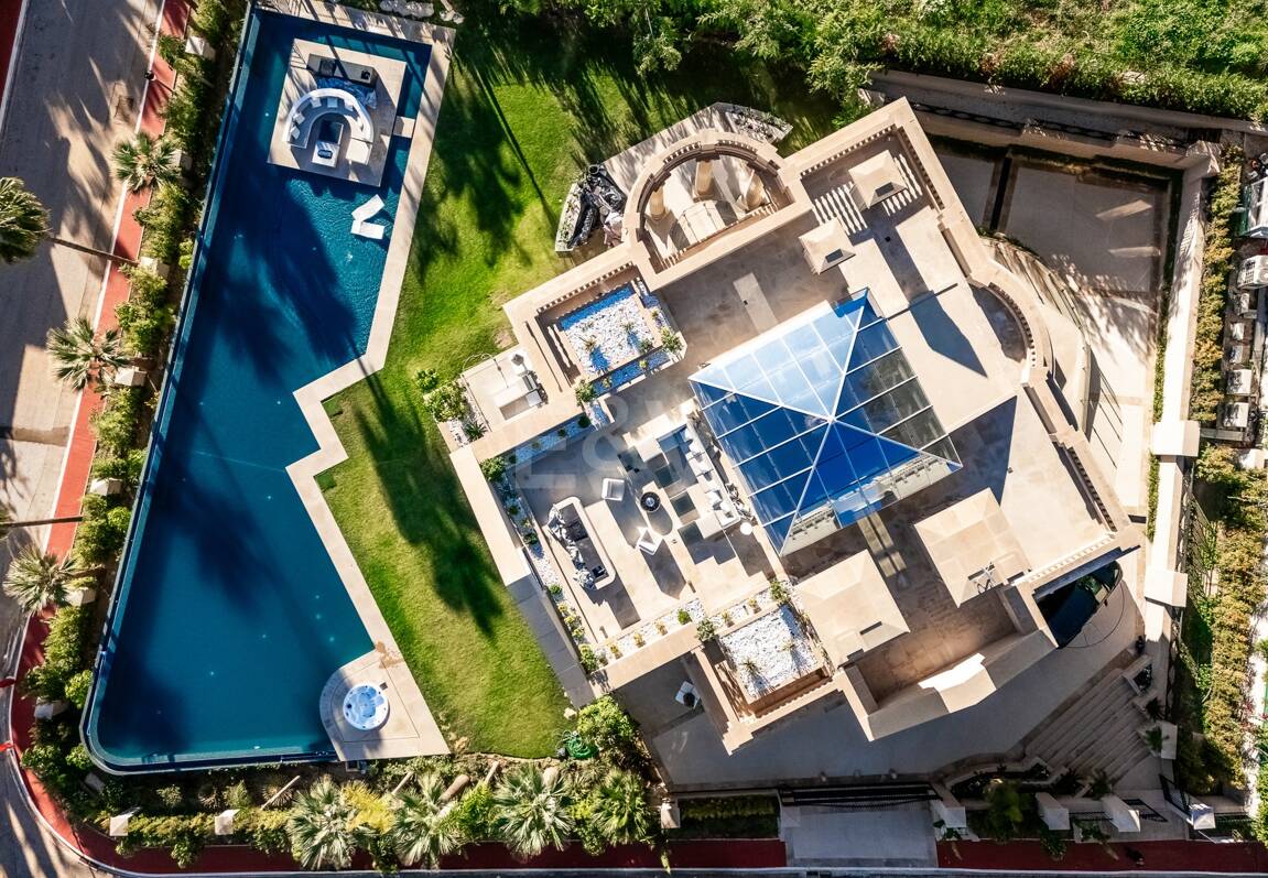 Mansión neoclásica con un toque moderno