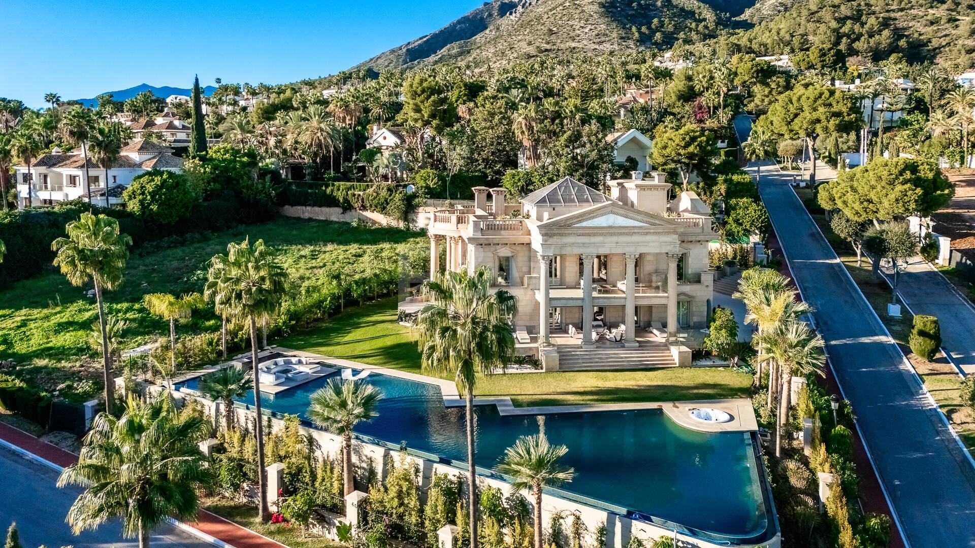 Mansión neoclásica con un toque moderno