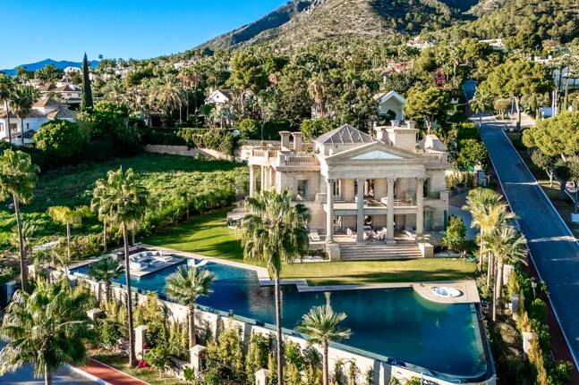 Mansión neoclásica con un toque moderno