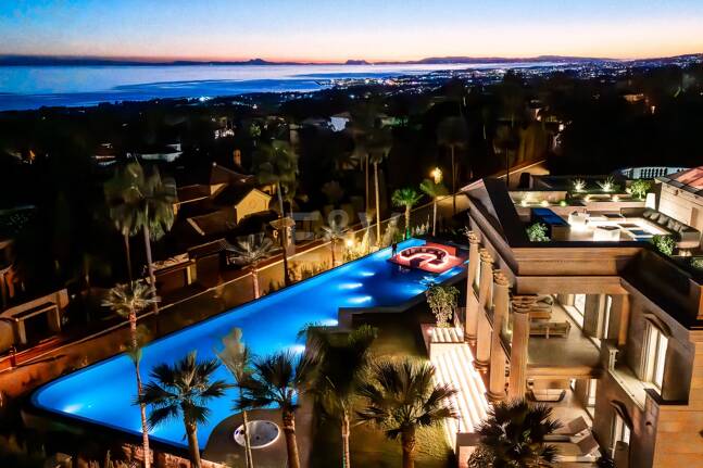 Mansión neoclásica con un toque moderno