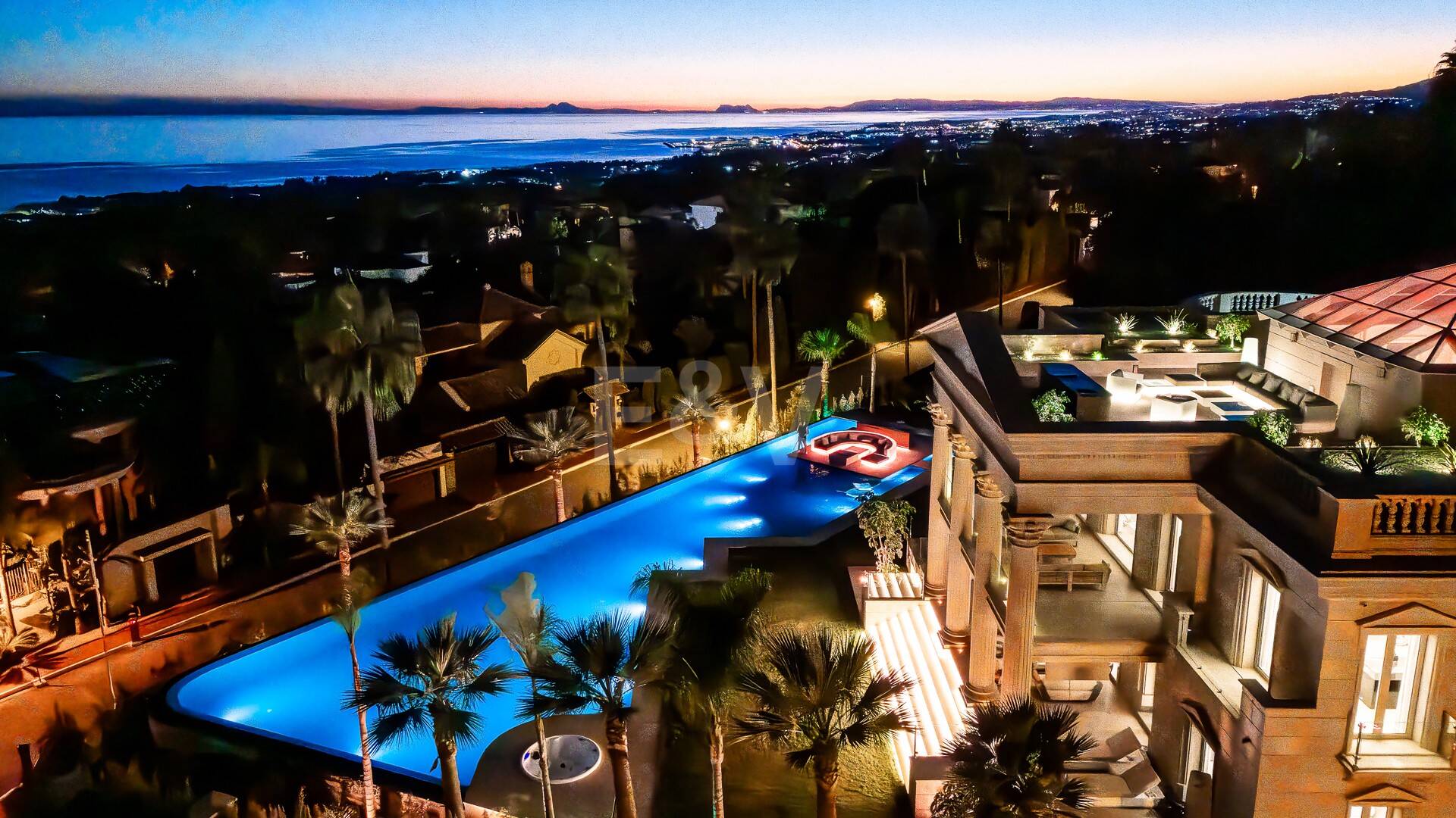 Mansión neoclásica con un toque moderno