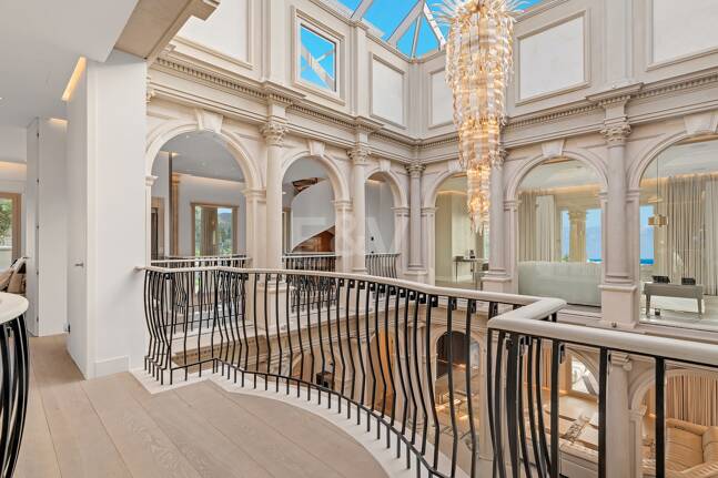 Mansión neoclásica con un toque moderno