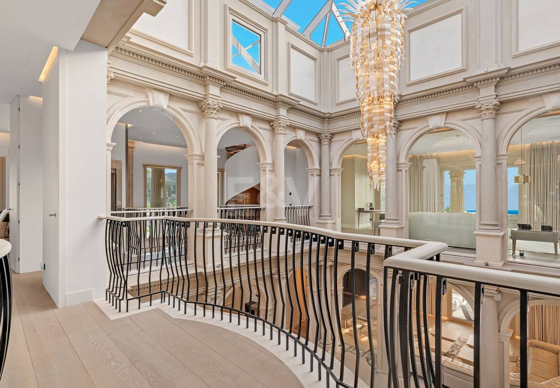 Mansión neoclásica con un toque moderno