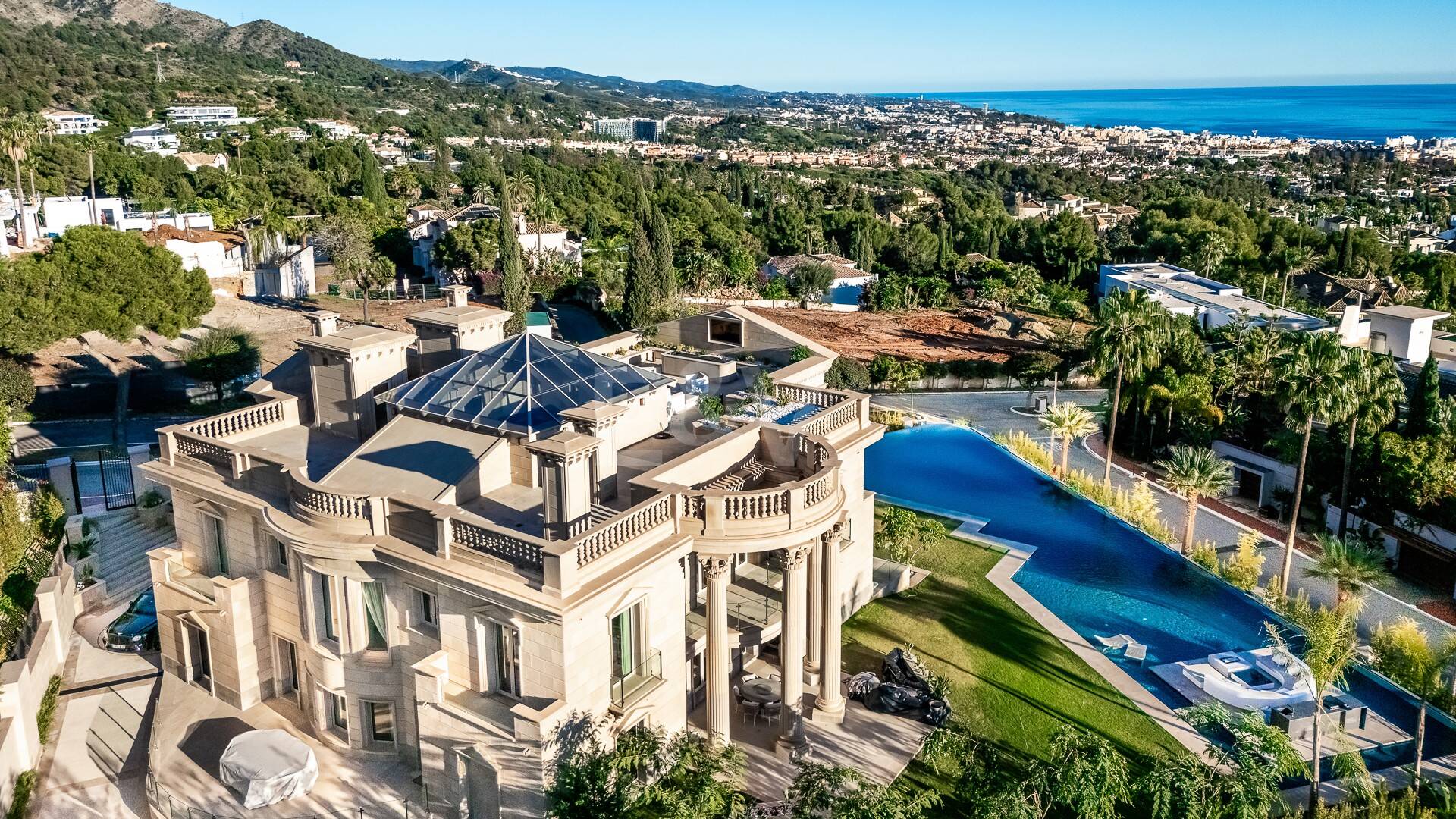 Mansión neoclásica con un toque moderno