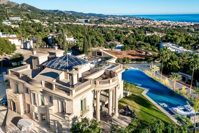 Mansión neoclásica con un toque moderno