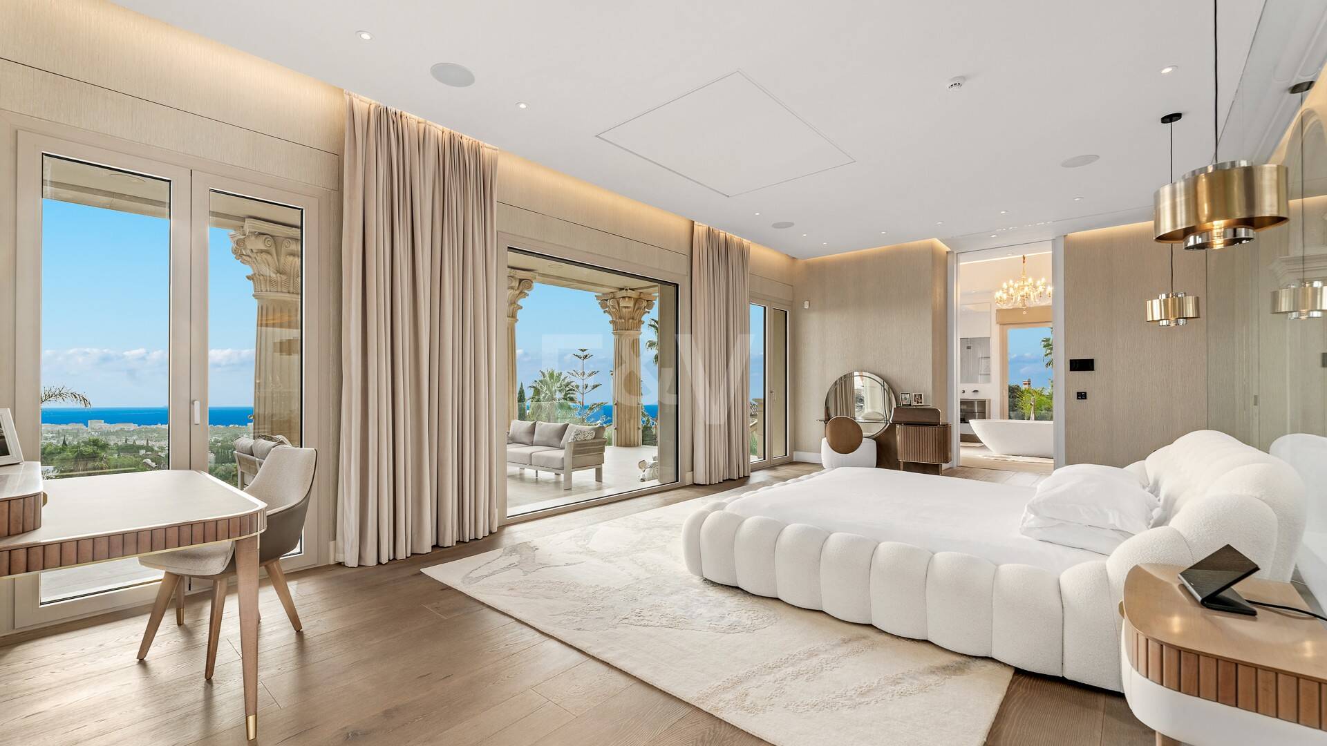 Mansión neoclásica con un toque moderno