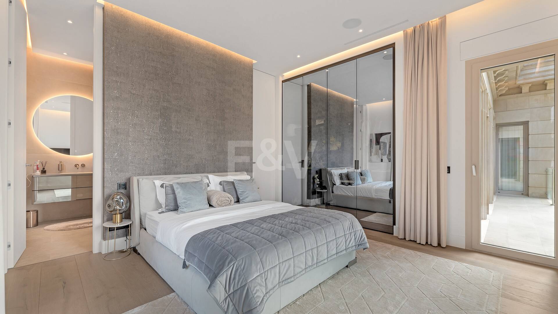 Mansión neoclásica con un toque moderno