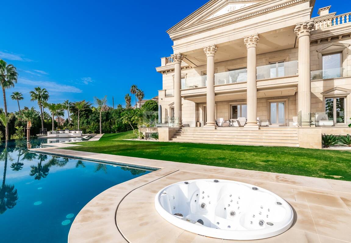 Mansión neoclásica con un toque moderno