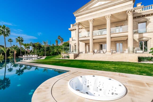 Mansión neoclásica con un toque moderno