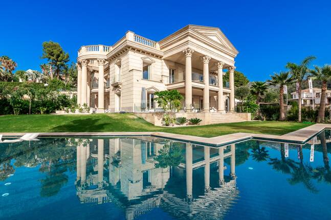 Mansión neoclásica con un toque moderno