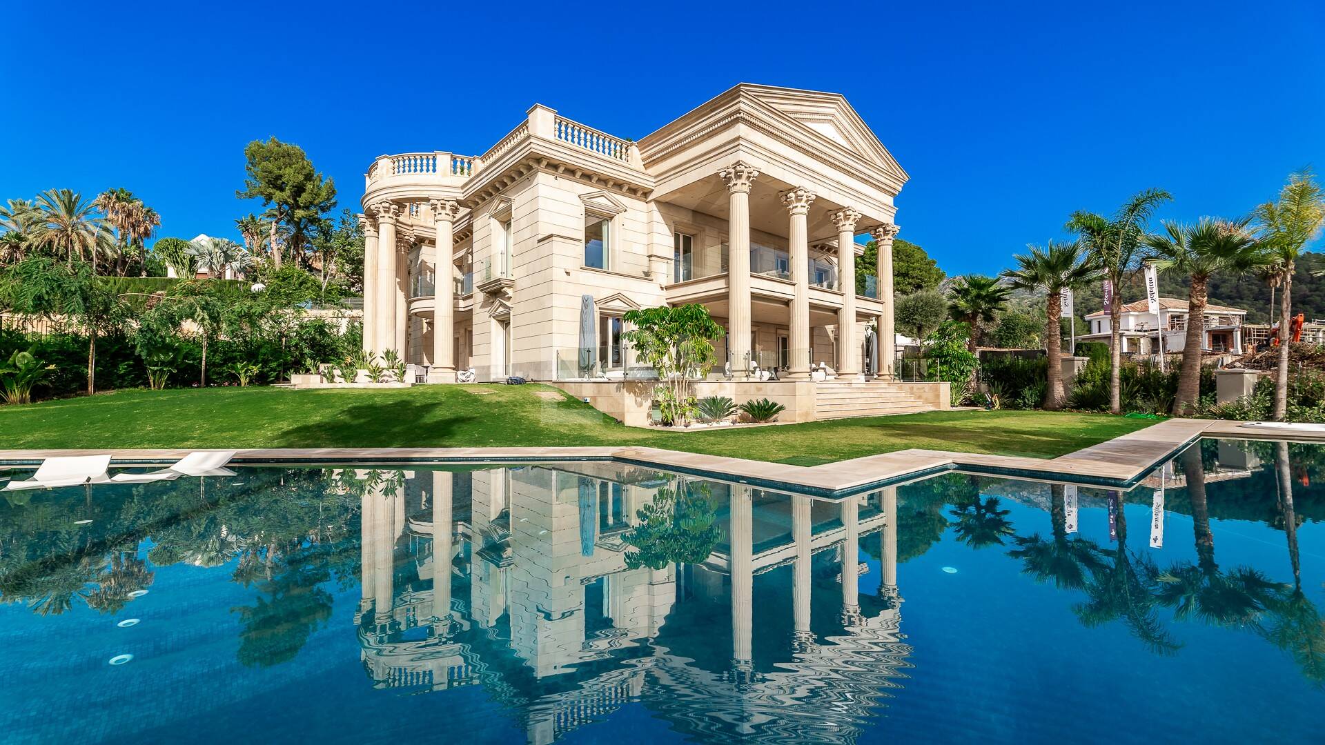 Mansión neoclásica con un toque moderno