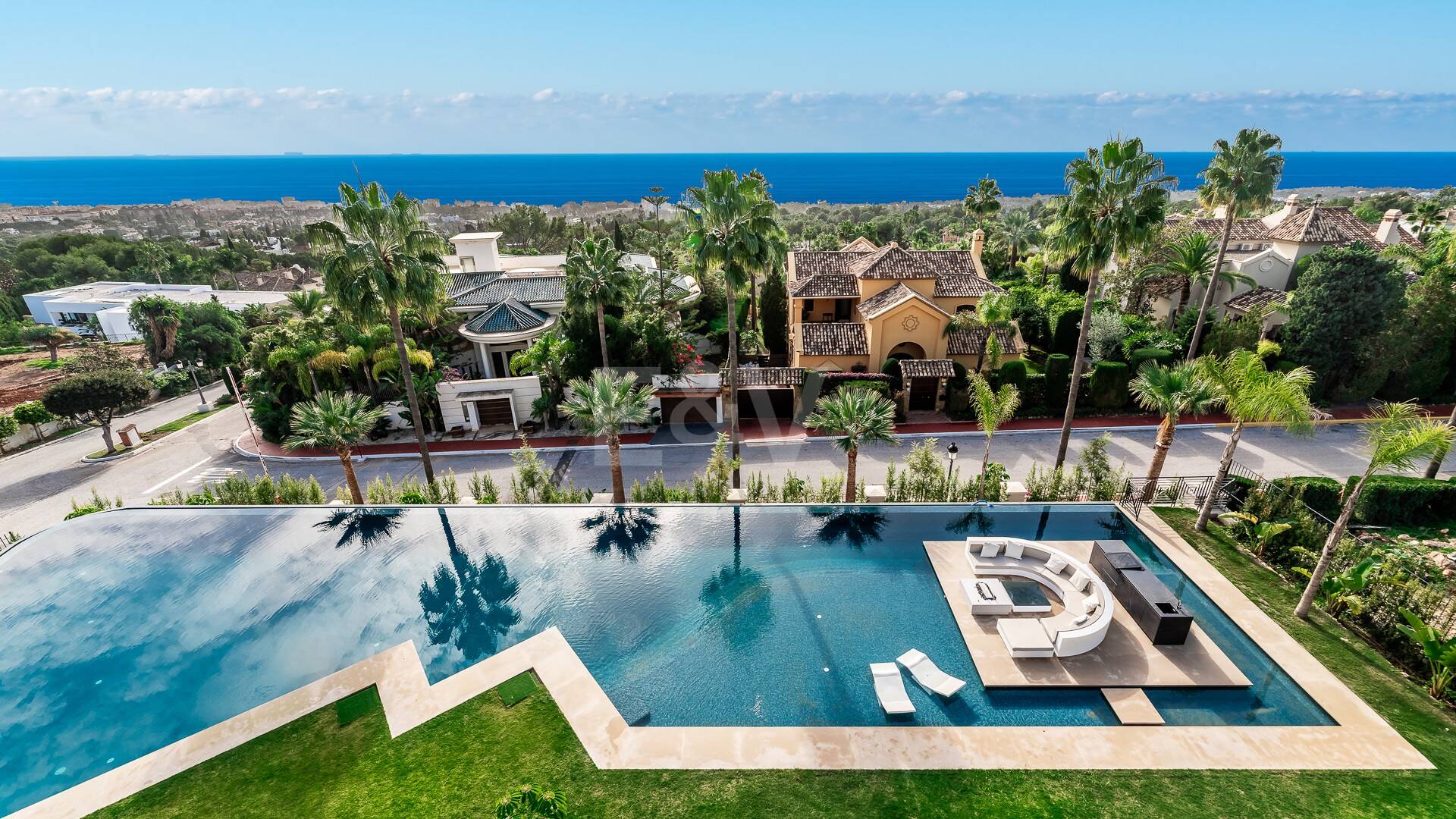 Mansión neoclásica con un toque moderno