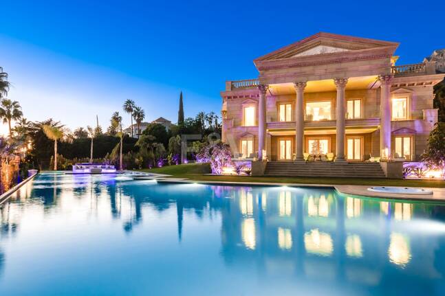 Mansión neoclásica con un toque moderno