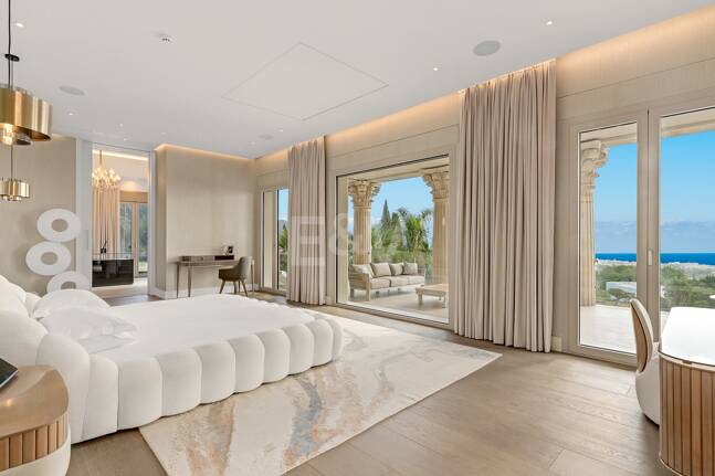 Mansión neoclásica con un toque moderno