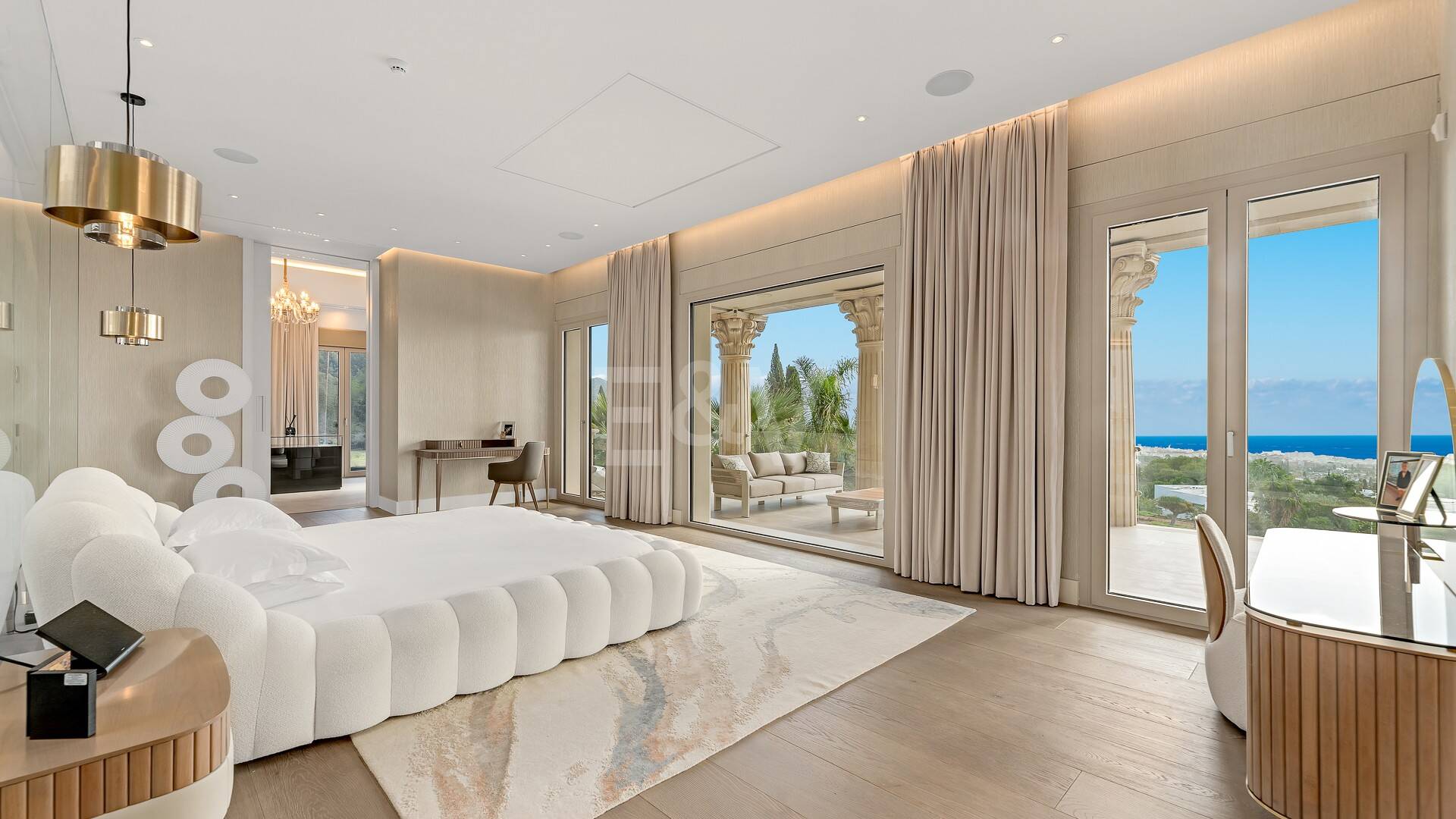 Mansión neoclásica con un toque moderno