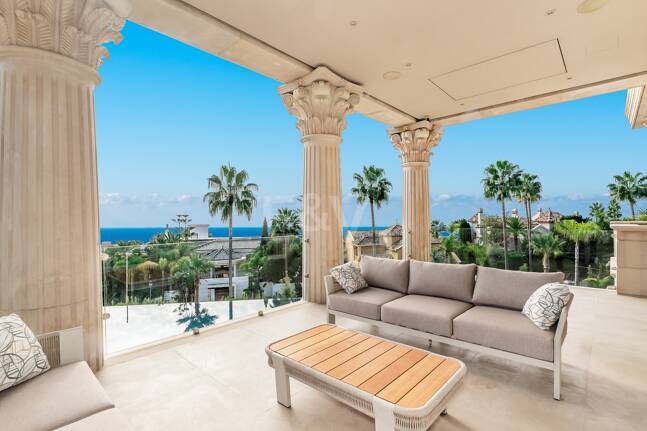 Mansión neoclásica con un toque moderno