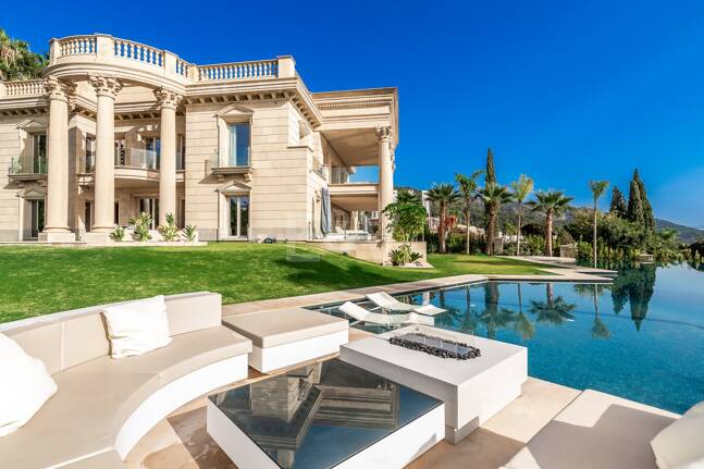 Mansión neoclásica con un toque moderno