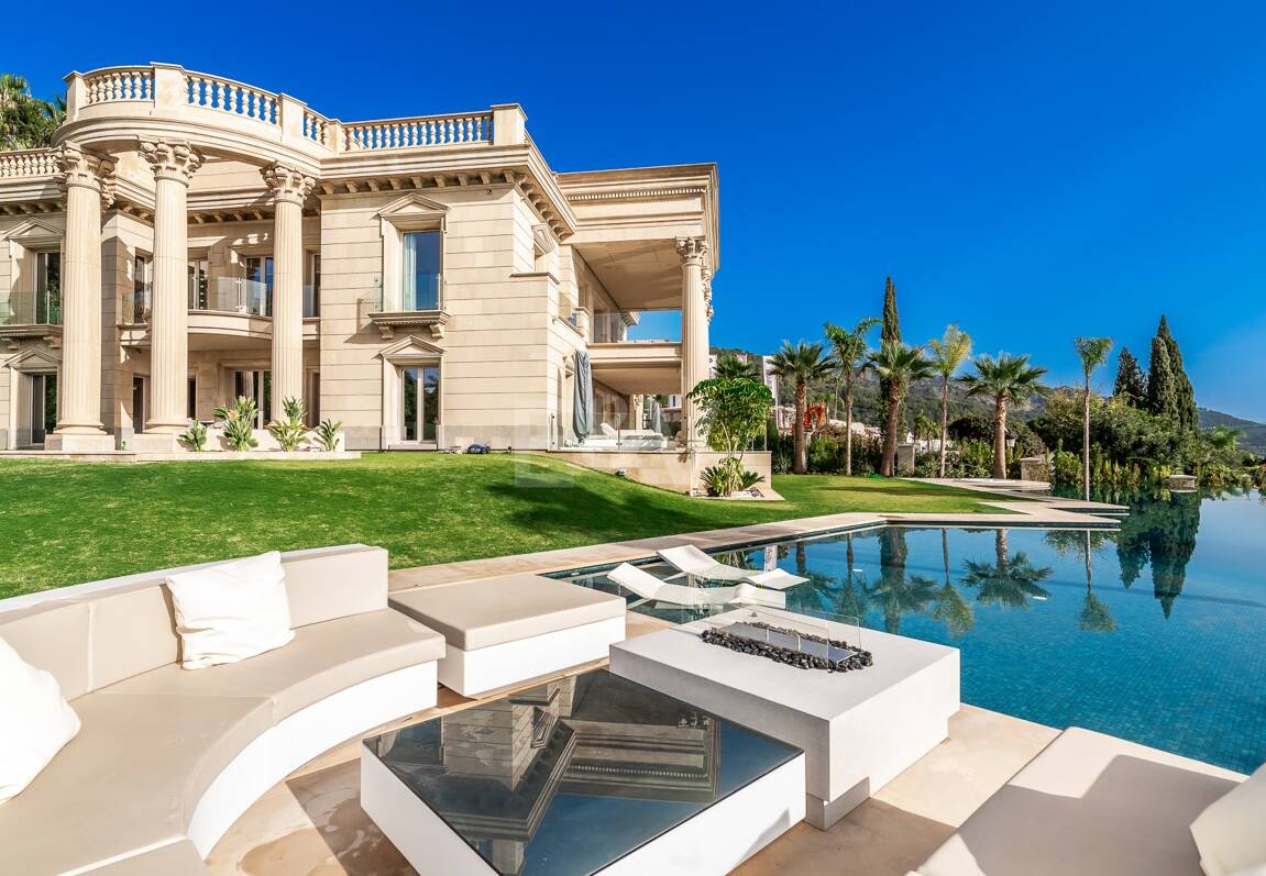 Mansión neoclásica con un toque moderno