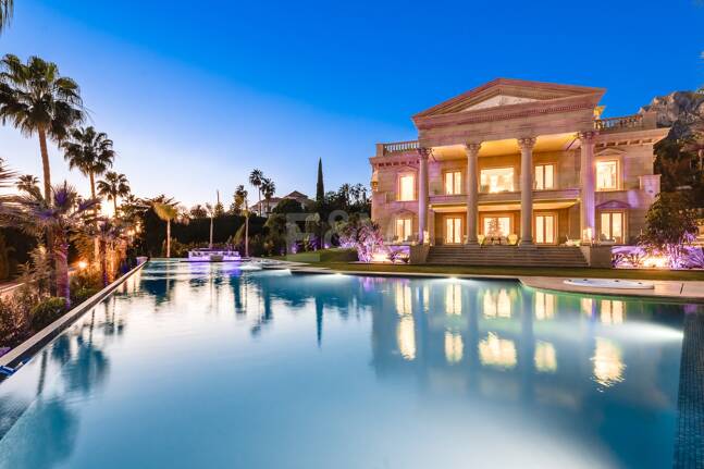 Mansión neoclásica con un toque moderno