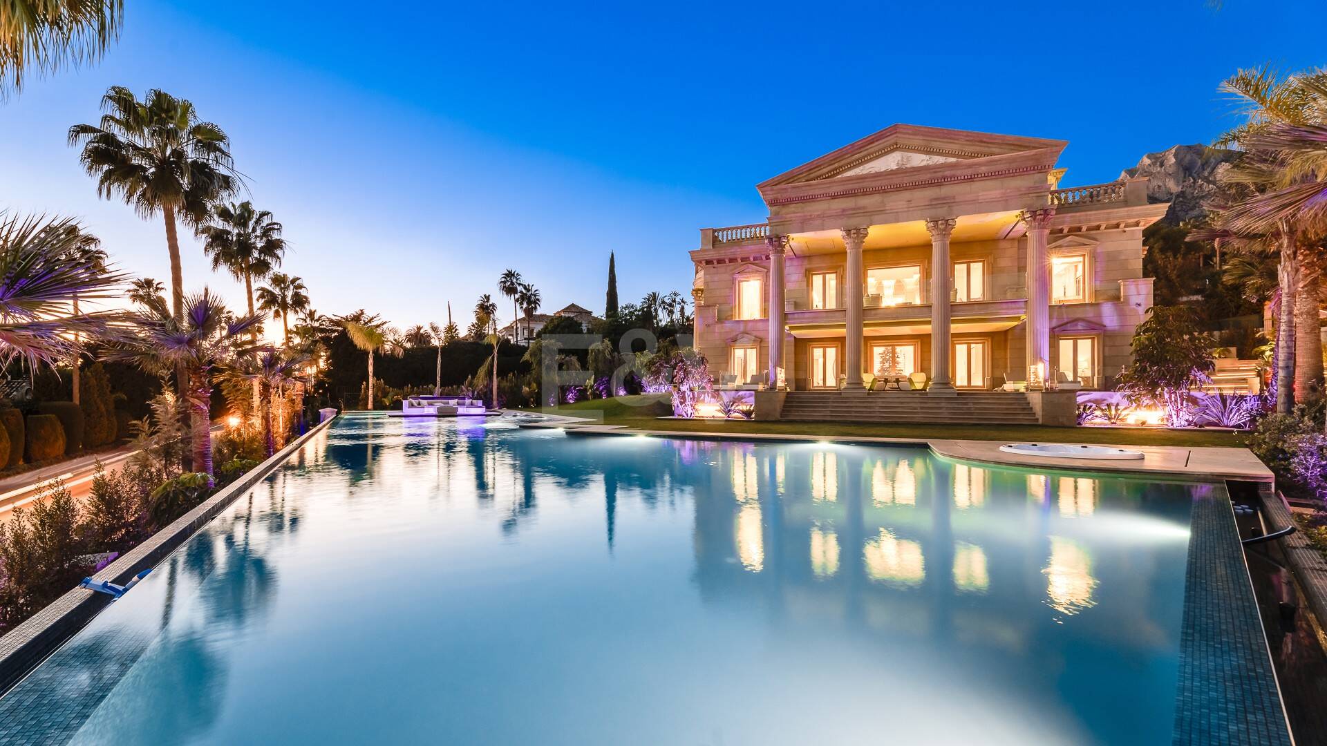 Mansión neoclásica con un toque moderno