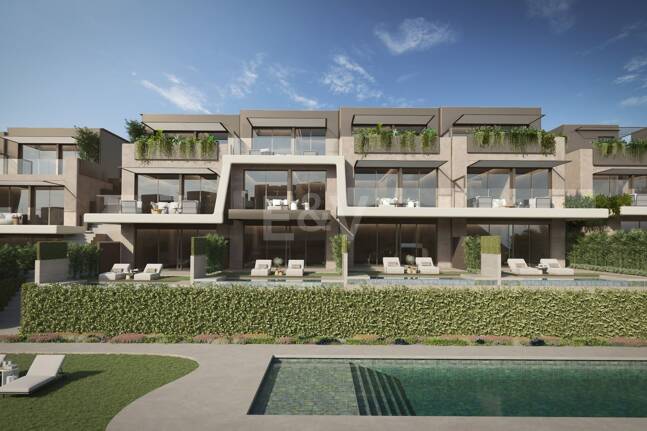 Casa adosada contemporánea con piscina privada y diseño moderno